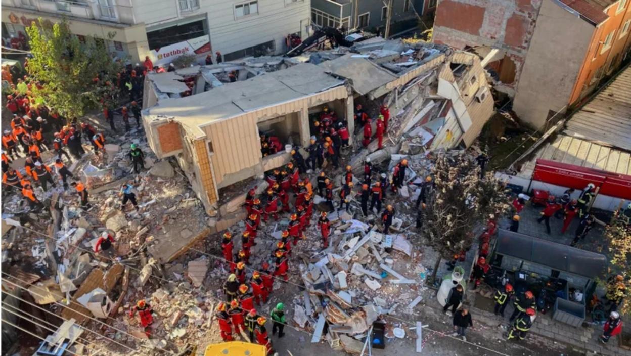 Potresne scene u Turskoj: Brata i sestru izvukli mrtve iz ruševina zgrade