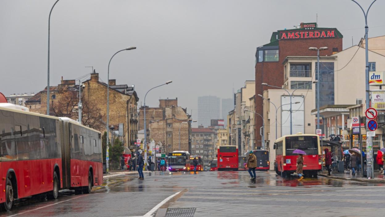 Uništen mural sa natpisom „Kad se vojska na Kosovo vrati“ (FOTO)