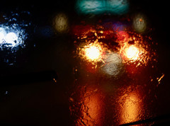 U toku noći oblačno, mestimično s kišom i lokalnim pljuskovima