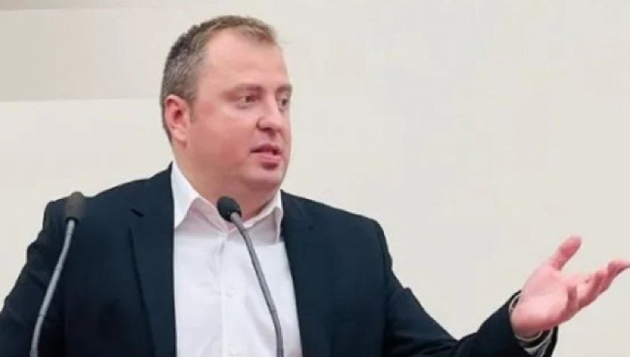 MIRKOVIĆ ŽUSTRO ODGOVORIO ĆUTI „Koristi skupštinske privilegije, a bojkotuje rad“ (VIDEO)