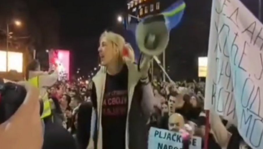 A, SMETA IM VIDOVDAN: Dijana Hrka predvodi skandiranje "puši k*, Aco Šiptare" (VIDEO)