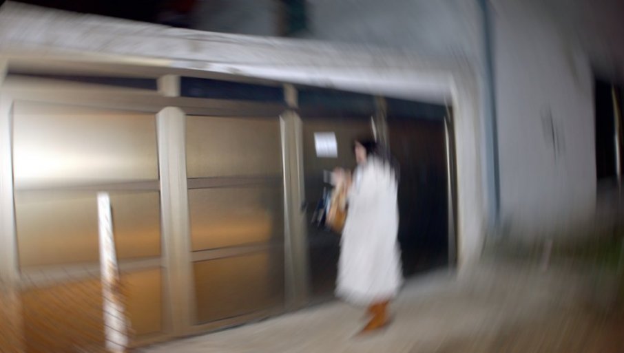 MAJKA PREGAZILA ĆERKU (1) DOK JE IZLAZILA IZ GARAŽE: Dete bilo zarobljeno pod autom, nije bilo spasa