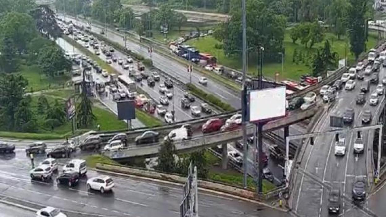 Stvaraju se duge kolone i "čepovi" na auto-putu: Saobraćajni kolaps u Beogradu, sve je stalo na ovom potezu