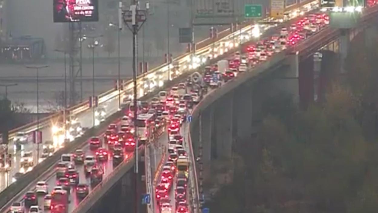 Magla, kiša i saobraćajni kolaps u Beogradu: Kolone vozila u ovim delovima grada