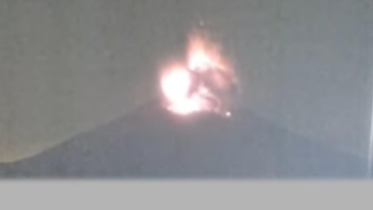 Pakao usred noći: Vulkan prštao 4.400 metara u nebo, desetine letova otkazano