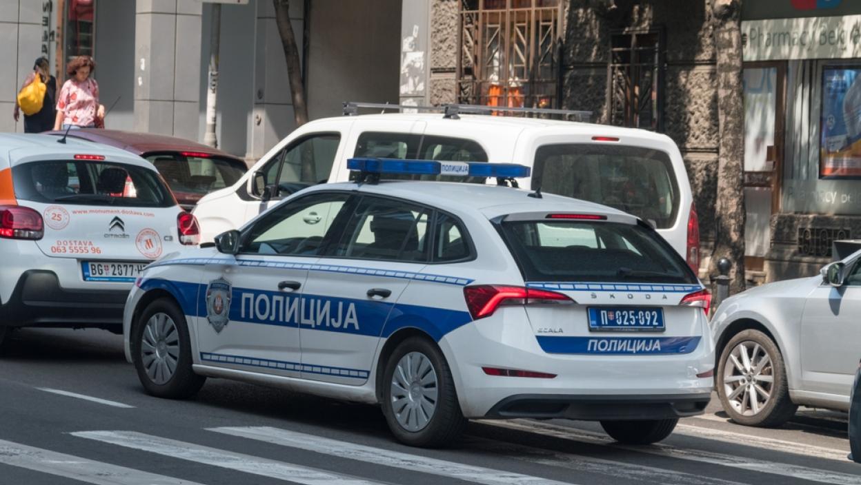 „UBIĆU TE!“ Novi Beograd trese talas oružanih pljački: Uperio pištolj u glavu radnice, pa pobegao sa ozbiljnom količinom novca