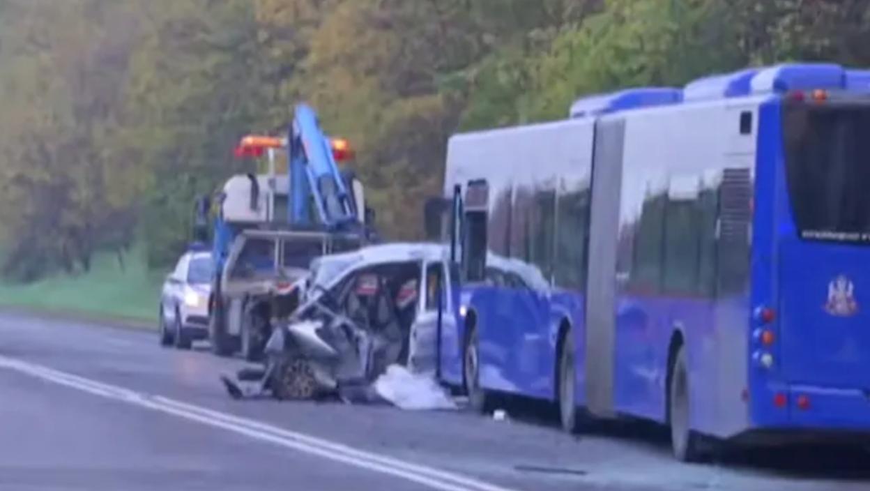 Stravičan udes kod Obrenovca: Auto se pretvorio u olupinu posle sudara sa autobusom – vozač nastradao na mestu, prve slike lede krv u žilama