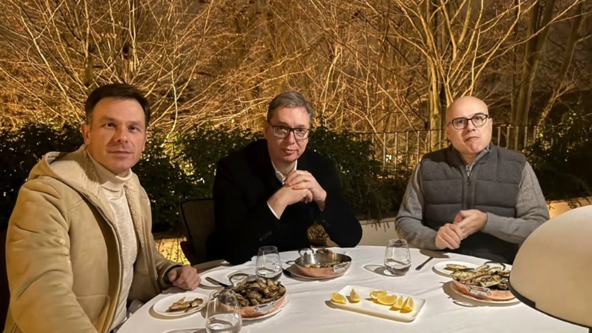 Vučić objavio sliku sa Malim i Vučevićem sa večere: „Siniša nas obradovao giricama“