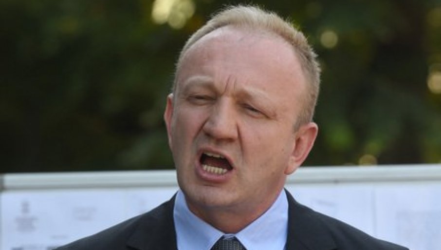 RAT ĐILASOVIH BOTOVA I PLENUMAŠA „I dalje se ložite da postoje neki studenti“ (FOTO)