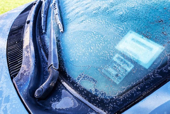 Zašto ne treba polivati zamrznuta stakla ni mlakom vodom