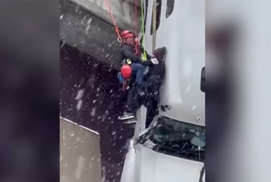 Vozač kamiona proveo sate viseći sa mosta (VIDEO)