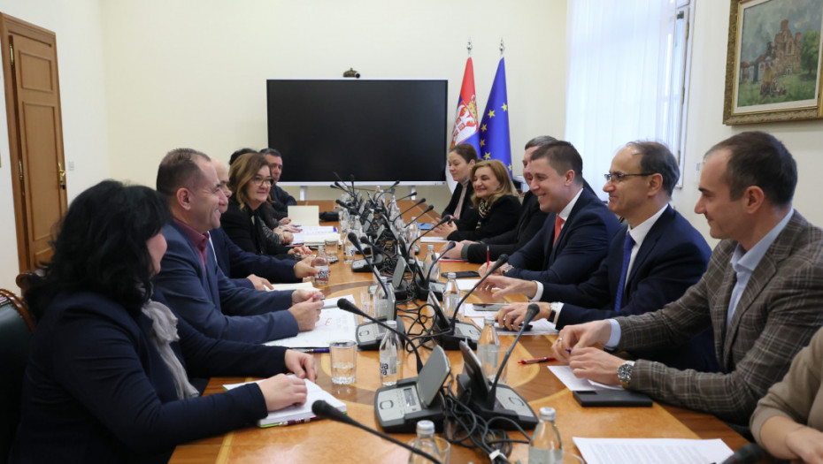 Premijer Macut o obrazovanju i sindikatima