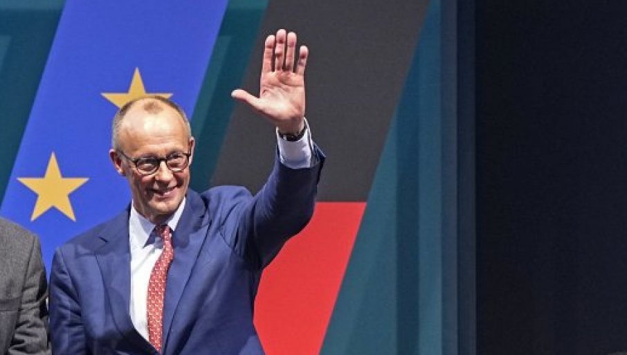 Na stranačkom skupu uporedio Merkel sa Čemberlenom, a Putina sa Hitlerom