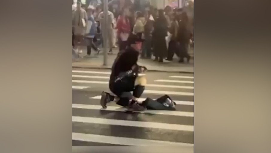 Ima mrtvih i ranjenih, maskirani napadač nakon svirepog čina skočio sa zgrade (VIDEO)