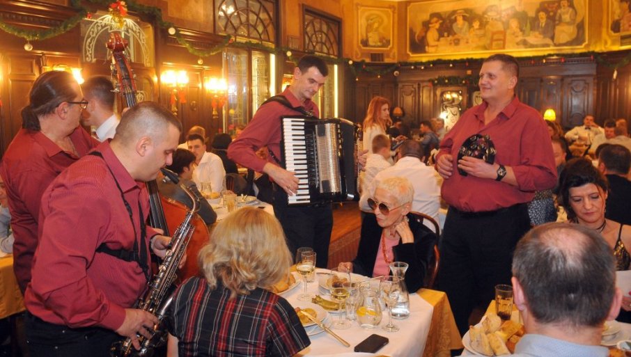 DOČEK ZA BARSKIM STOLOM BEZ IĆA I PIĆA ČAK 80 EVRA! Većina ugostitelja u novogodišnje pakete nije ukalkulisala žestinu