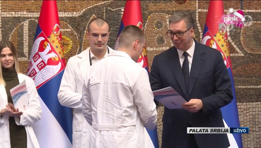 Vučić na dodeli ugovora o radu najboljim diplomcima medicinskih fakulteta i škola (VIDE