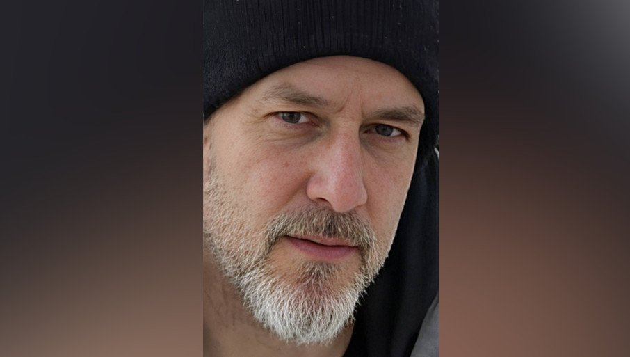 OVO JE NAPADAČ SA NOVOG BEOGRADA KOJI JE IZBO ŽENU PRED DETETOM: Policija intenzivno traga za njim, ako ga vidite odmah zovite 192 (FOTO)