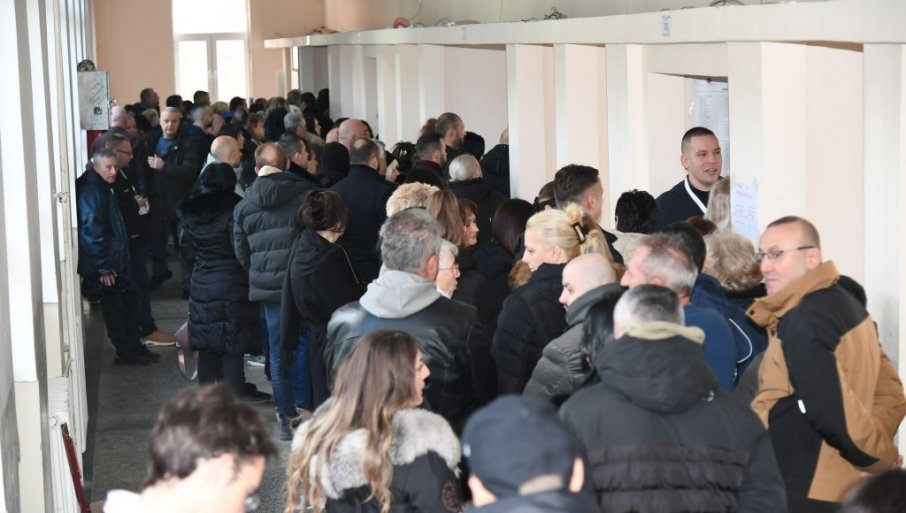 Mitropolit Teodosije glasao u Gračanici (FOTO)