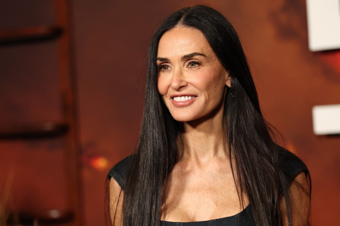 Demi Mur se pojavila u kombinaciji smeđe i narandžaste boje