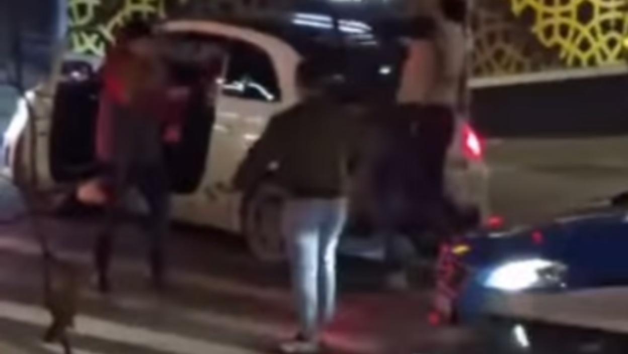 Haos na ulici: Četiri mladića u žestokom fizičkom obračunu