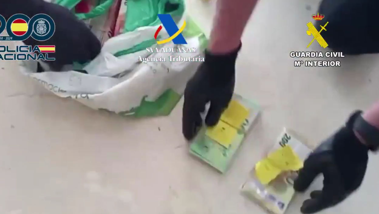 Zaplenjena droga, oružje, ali i paketi novčanica na kojima je ispisano JEDNO IME