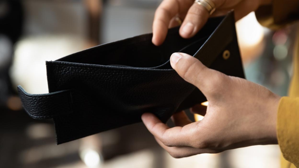 Zbunjuje radnice i odnosi novac pred očima svih, a evo kako joj to uspeva