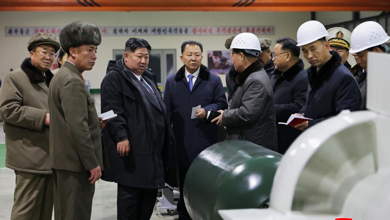 Kim Džong Un nadgledao lansiranje rakete dugog dometa i izgradnju podmornice