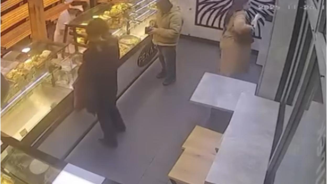 Mlađi muškarac upao u pekaru, a ono što je uradio šokiralo je sve prisutne (VIDEO)