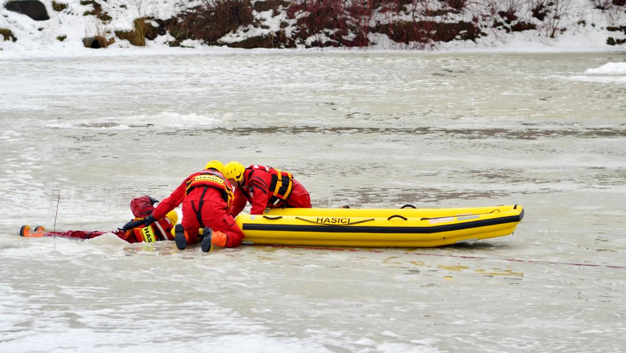 Sedmoro ljudi propalo kroz zaleđenu reku: Agonija još traje, troje njih nestalo a među njima i dete