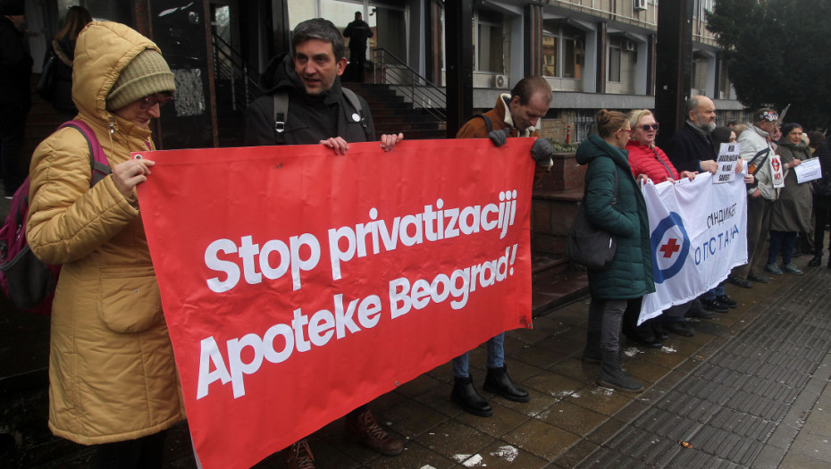 Zaposleni u Apotekama Beograd blokirali Nemanjinu