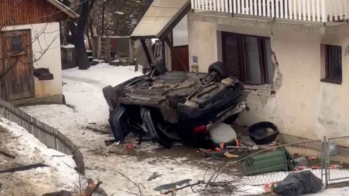 Drama kod Ivanjice: Automobil pun putnika sleteo sa puta i završio na krovu tik uz kuću