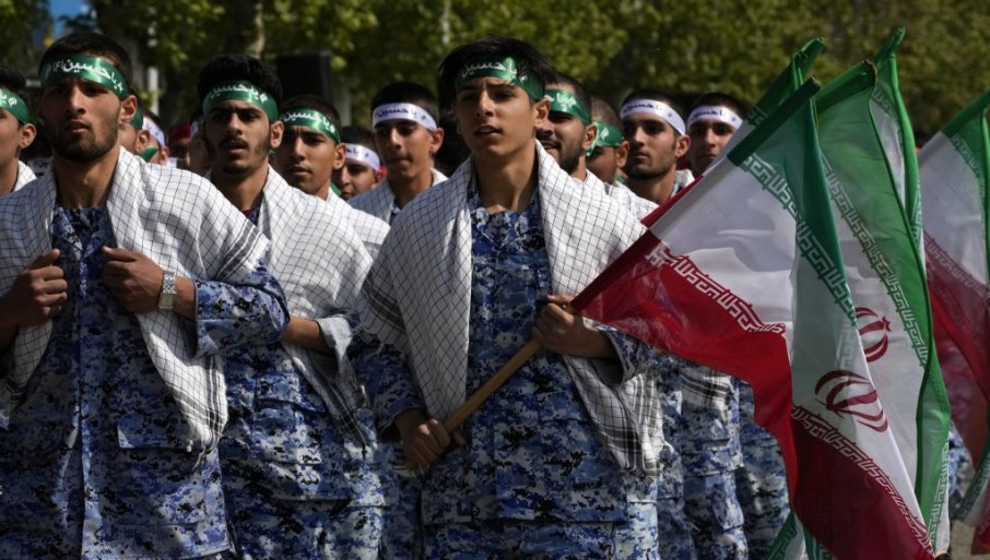 Iranski narod sa ljubavlju i verom stoji iza vođe