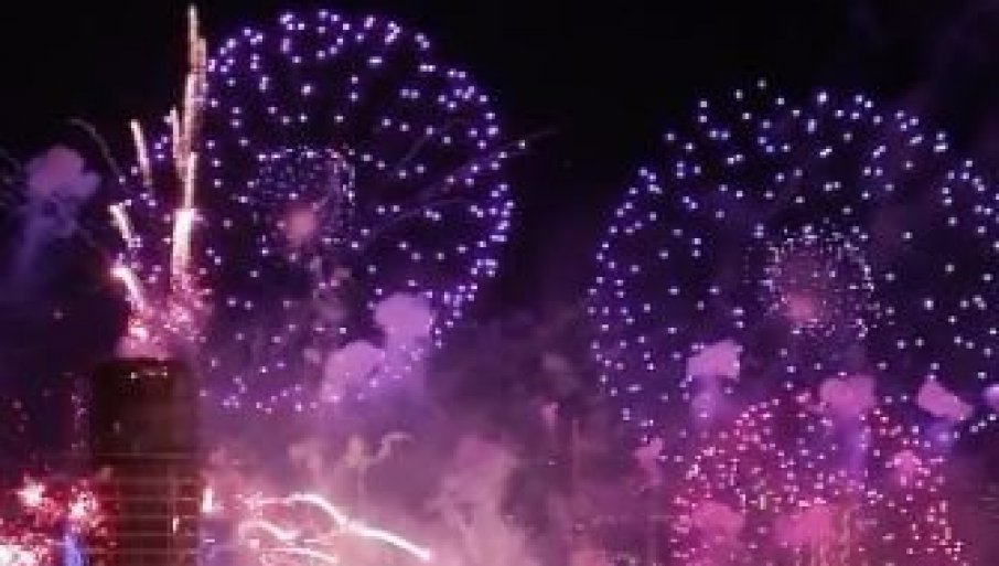 SIJALO JE NEBO IZNAD BEOGRADA U SVIM BOJAMA: Uz spektakularni vatromet stigla je 2026. – ovako je prestonica ušla u Novu godinu (VIDEO)