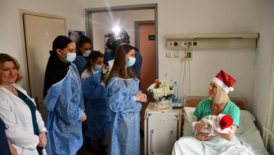 NAGRADA ZA PRVE BEBE: Zamenica gradonačelnika posetila KBC "Dragiša Mišović"