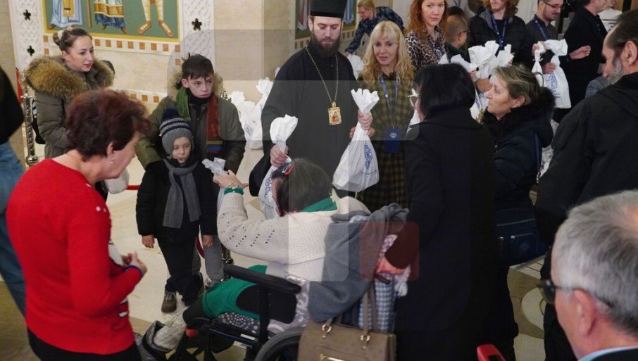 Episkop Petar uručio paketiće deci u Hramu Svetog Save