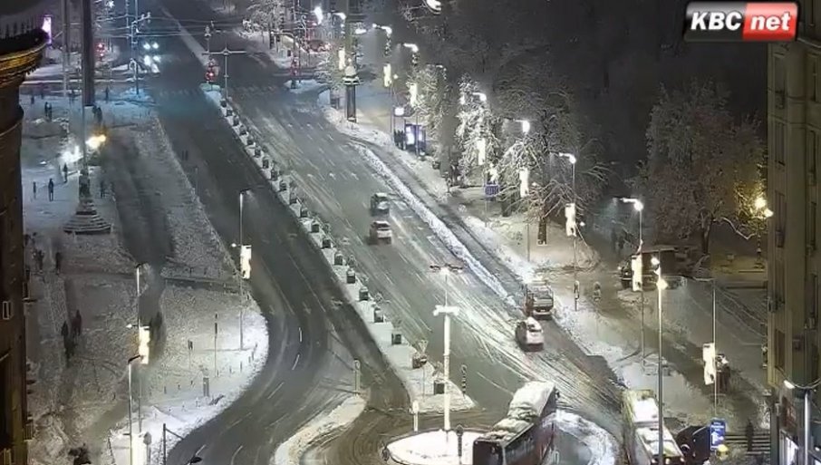 Vozače pored snega čeka i kružni tok