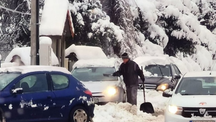 Jedan trik sa menjačem može vam pomoći da se iščupate iz zavejanog parkinga