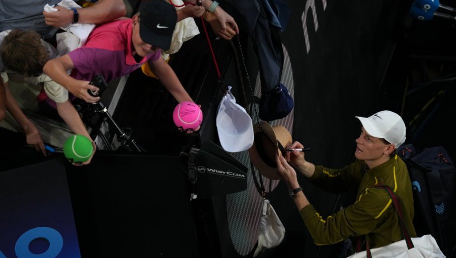 „ON JE NEVEROVATAN“! Janik Siner se poklonio Novaku Đokoviću pred polufinale Australijan opena