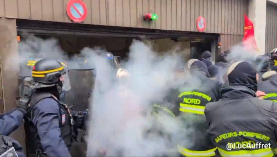 VATROGASCI SE BIJU SA POLICIJOM: Novi protesti u Francuskoj (VIDEO)