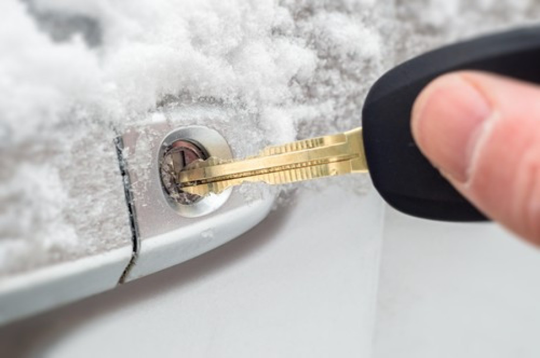 Sredstvo za bezbedno odleđivanje zaleđene brave automobila