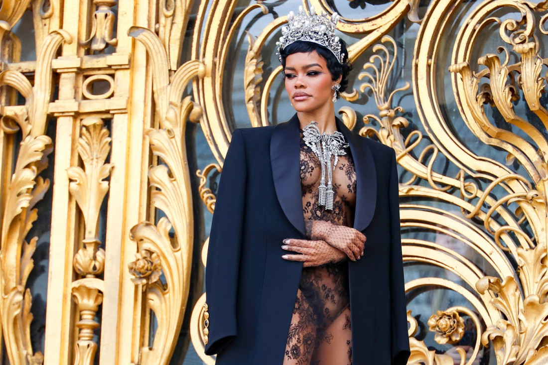 Tejana Tejlor se pojavila u providnoj haljini i sa krunom