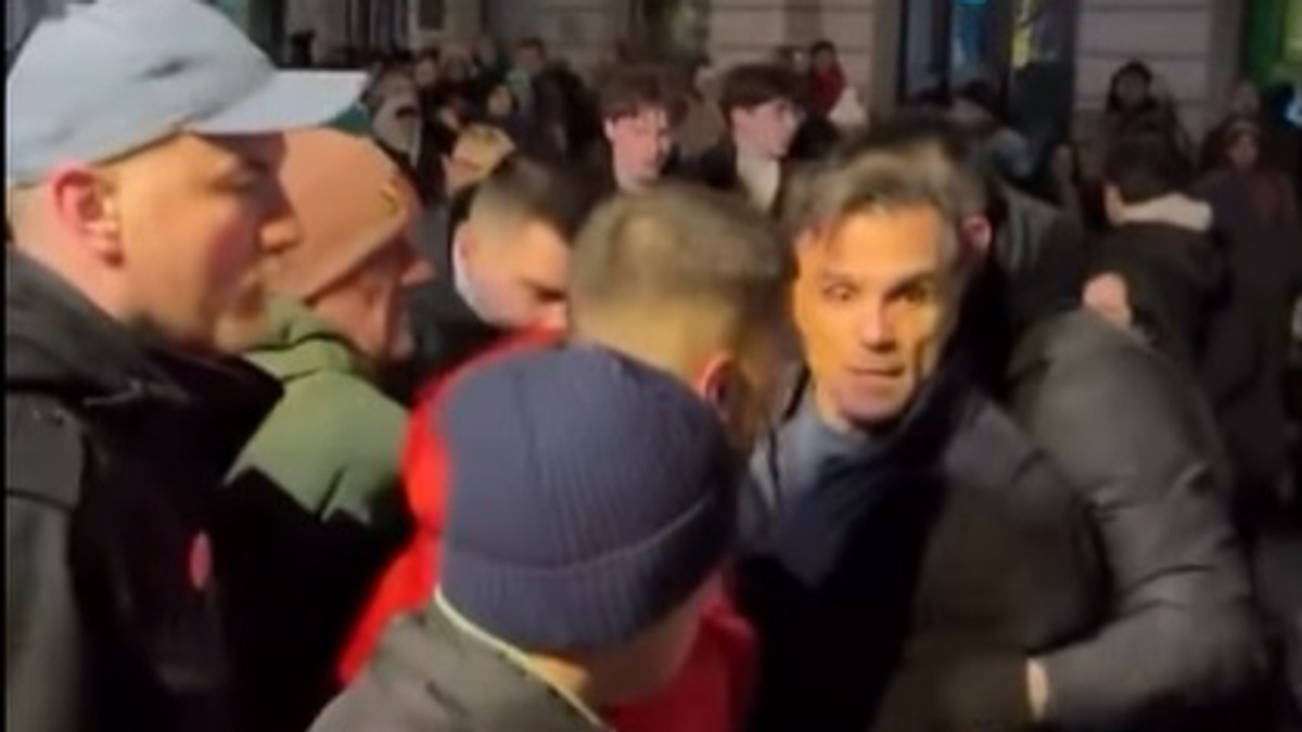 Incident na protestu u Novom Sadu: Miodrag Kapor doneo albansku zastavu