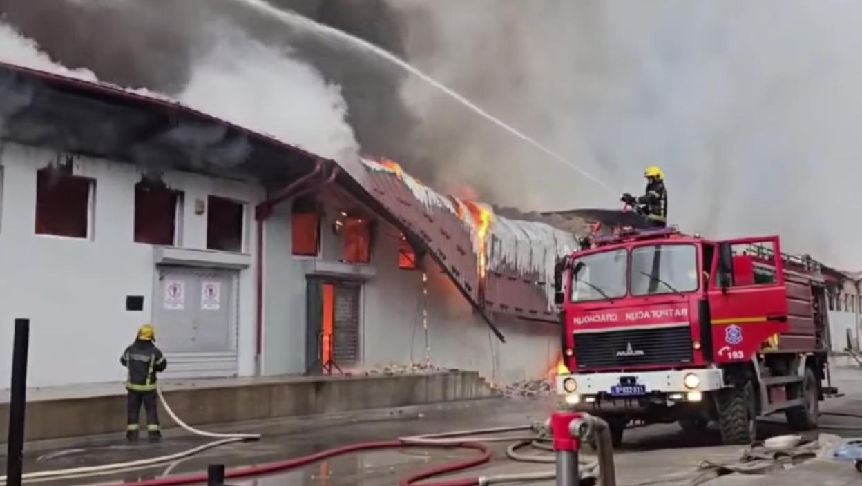 Danonoćna borba sa vatrom u magacinima tekstilne firme