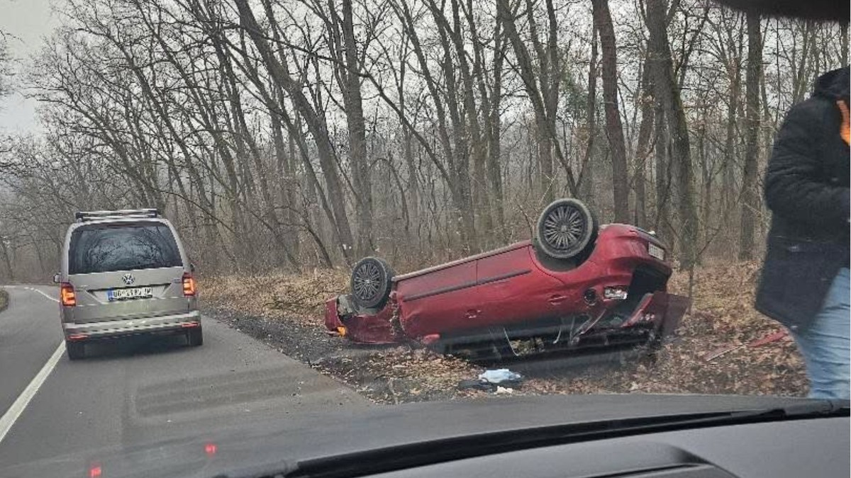 Udes u Velikoj Moštаnici: Automobil smrskan, sleteo sa puta pravo u jarak