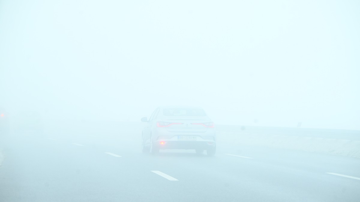 Gusta magla u Beogradu: Saobraćaj usporen, upozorenje na maksimalni oprez