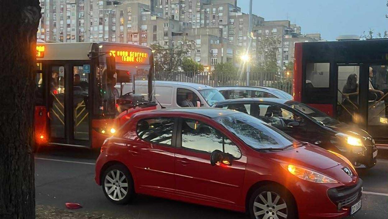 Goreo automobil na Medakoviću: Oštećena još dva vozila – Otkriven uzrok vatre