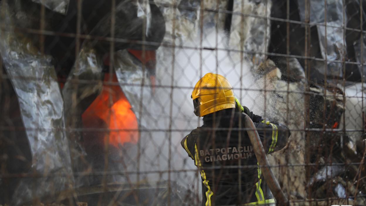 Veliki požar u zgradi u Majdanpeku: 20 ljudi zatražilo lekarsku pomoć