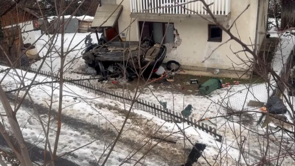 Teška saobraćajna nesreća na putu ka Ivanjici, auto sleteo sa puta pa udario u porodičnu kuću