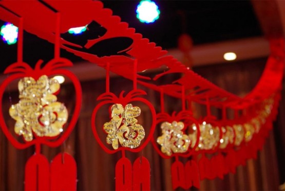 Ljudi i roboti se spremaju za proslavu  nove godine u Kini