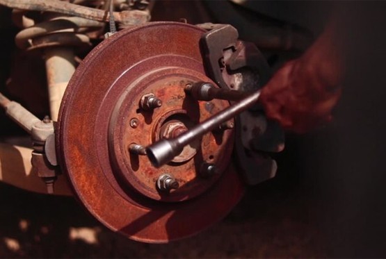 Šta se događa sa kočnicama kada automobil dugo stoji